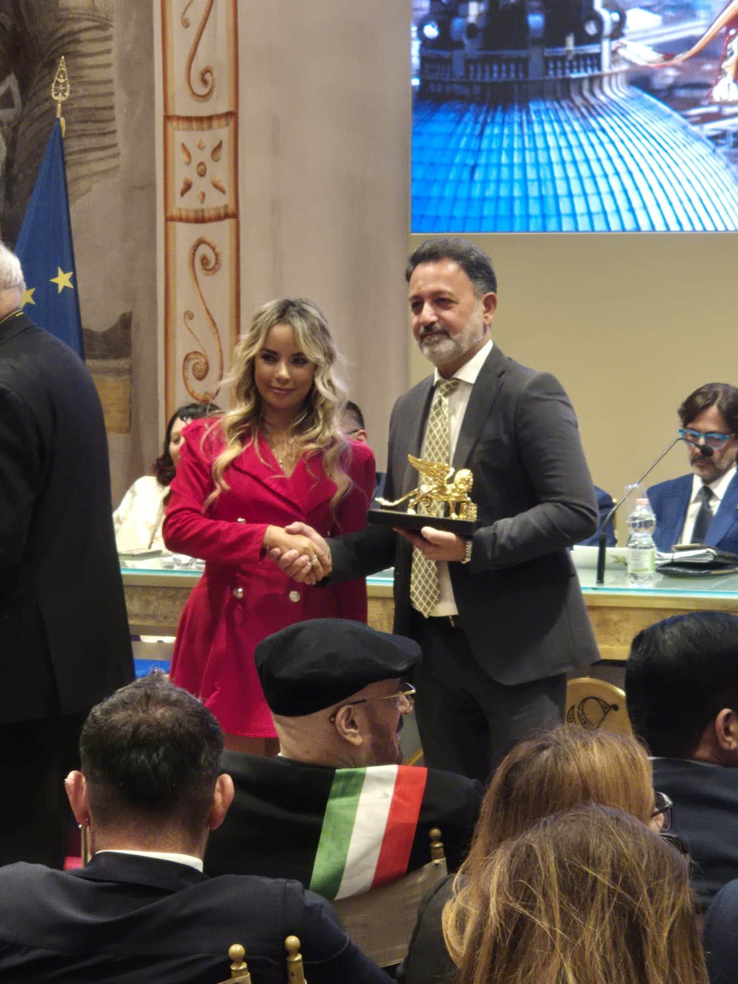 Antonio Massa – Leone d’Oro 2026 al Senato Antonio Massa riceve il Leone d’Oro 2026 durante la premiazione al Senato della Repubblica a Roma